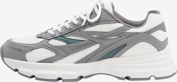 Pull&Bear Sneaker in Grau