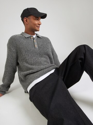 Pull-over Abercrombie & Fitch en gris : devant