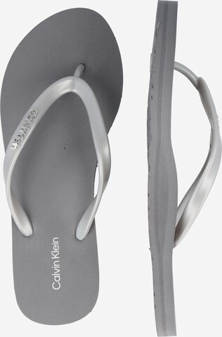 Calvin Klein - Sandalias de dedo en gris