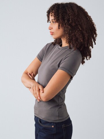 Maglietta di Honest Basics in grigio