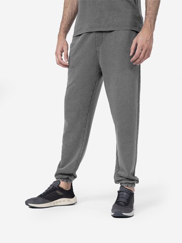 4F Loosefit Sportovní kalhoty – šedá: přední strana