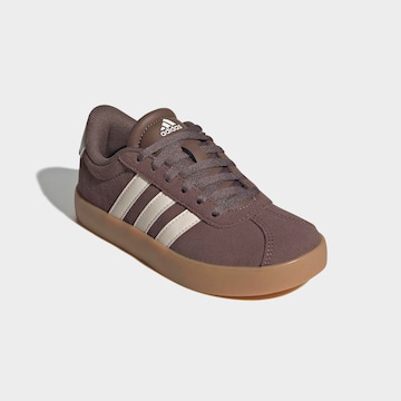 ADIDAS SPORTSWEAR Ketsid 'VI Court 3.0', värv pruun