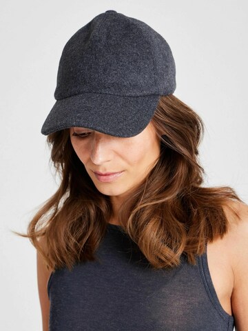 Gai+Lisva Hætte i grå: forside