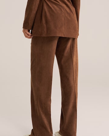 Slimfit Pantaloni con piega frontale di WE Fashion in marrone
