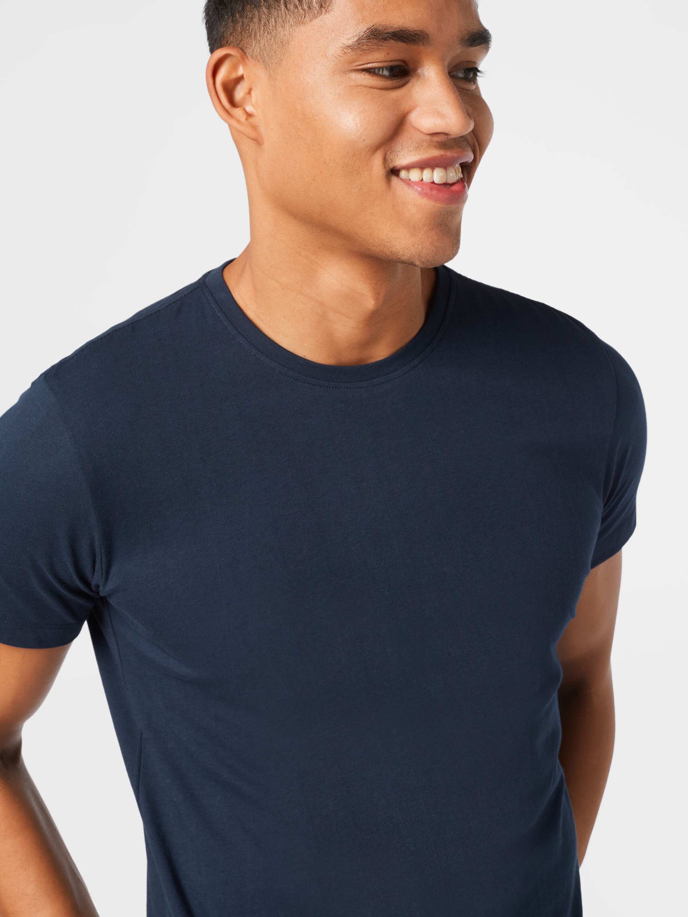 Homme T-Shirt ALDER KnowledgeCotton Apparel en Bleu Foncé, Blanc Cassé 