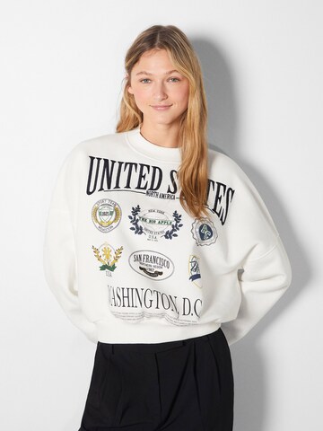 Bershka Sweatshirt in White: front