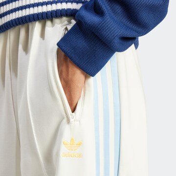 Loosefit Pantalon ADIDAS ORIGINALS en blanc