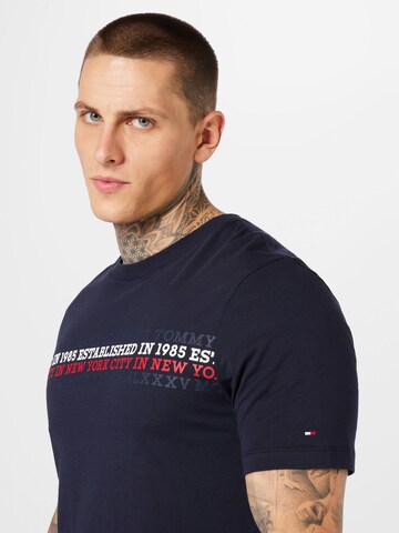 TOMMY HILFIGER T-shirt i blå