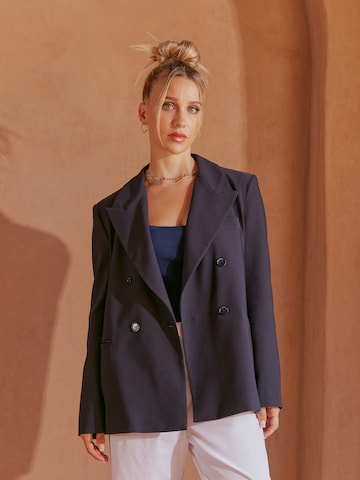 Ema Louise x ABOUT YOU Blazer 'Dion' in Blau: predná strana