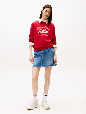 Tommy Jeans - Sweatshirt 'ESSENTIAL' em vermelho
