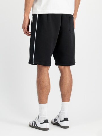 Loosefit Pantaloni di ALPHA INDUSTRIES in nero