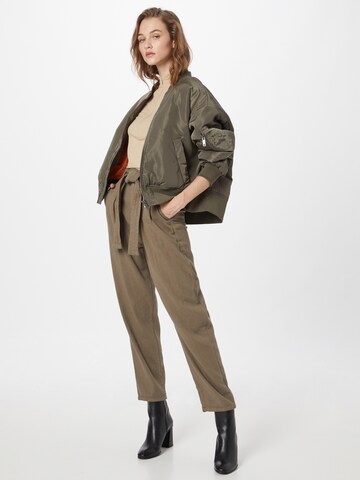 Pepe Jeans Loose fit Pleat-Front Pants 'CLOE' in Green