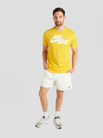 Nike Sportswear Regular fit T-shirt 'Swoosh' i gul