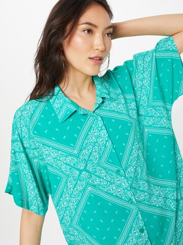 ABOUT YOU x Antonia Blouse 'Fergie' in Green