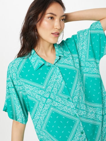 ABOUT YOU x Antonia Blouse 'Fergie' in Green