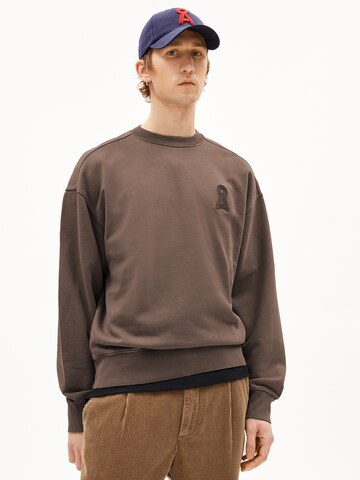 ARMEDANGELS Sweatshirt in Bruin: voorkant