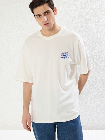 T-Shirt Trendyol en beige : devant