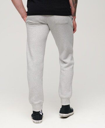 Superdry - Tapered Calças 'Essential' em cinzento