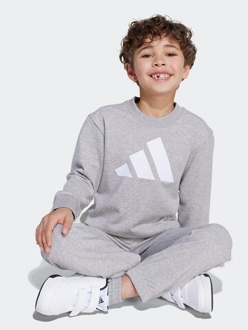 ADIDAS SPORTSWEAR Treenipuku värissä harmaa
