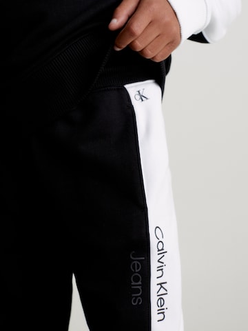 Calvin Klein Jeans Tapered Nadrág - fekete