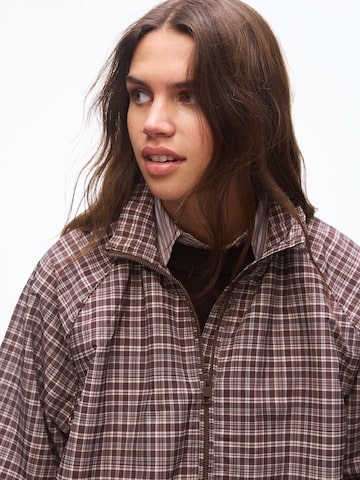 Bershka Prehodna jakna | rjava barva