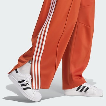 ADIDAS ORIGINALS - Barrel Calças 'Firebird' em vermelho