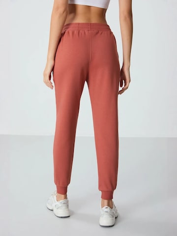 Effilé Pantalon de sport Tommy Life en rouge