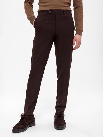 Coupe slim Pantalon Antioch en marron : devant