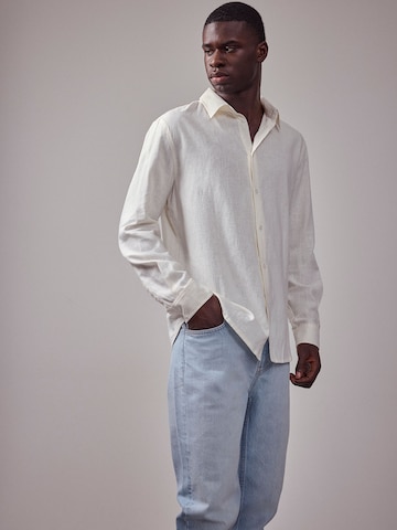 Coupe regular Chemise business 'The Essential' DAN FOX APPAREL en blanc : devant