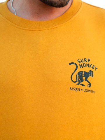 Surf Monkey Sweatshirt 'Rette das Ozean' in Orange
