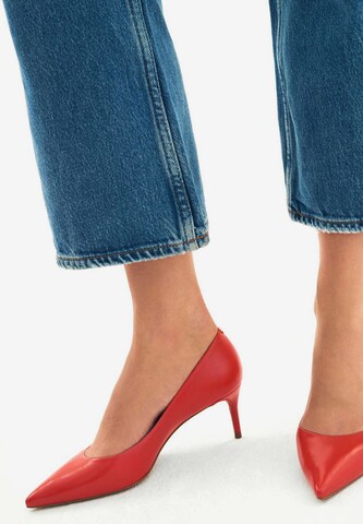 Kazar Pumps in Red