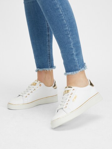 Baskets basses 'BECKIE' GUESS en blanc : devant