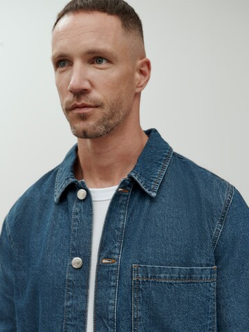 DAN FOX APPAREL - Ajuste regular Camisa 'Essential' en azul