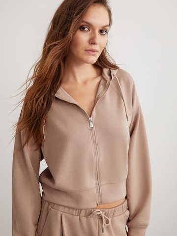 Veste de survêtement Grimelange en marron : devant