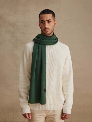 DAN FOX APPAREL - Chal 'Julien' en verde: frente