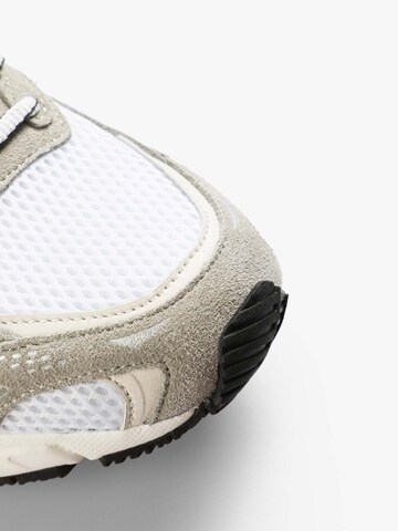 Scalpers Sneakers 'Throne' in White