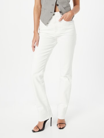 Gina Tricot Regular Jeans in Wit: voorkant