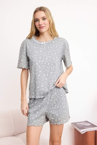 Trendyol - Pijama de pantalón corto en gris: frente