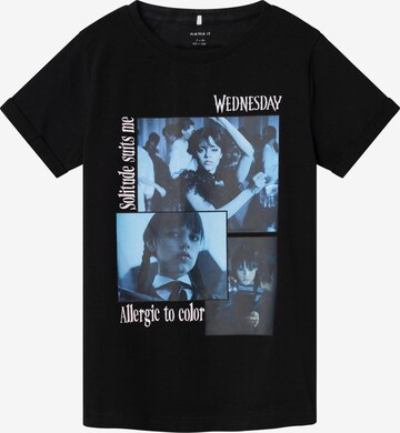 NAME IT T-shirt 'JAX WEDNESDAY' i svart: framsida