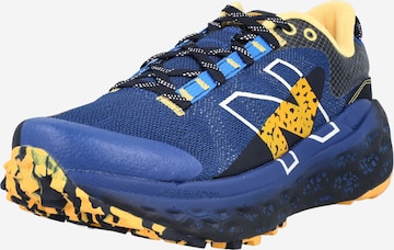 Chaussure de course new balance en bleu : devant