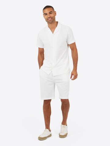 Coupe regular Chemise BRAVE SOUL en blanc