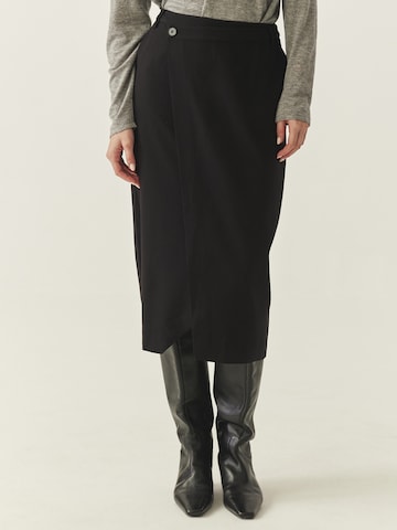 TATUUM Kjol 'MERKE' i svart: framsida