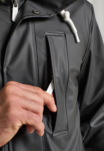 Yuka Between-seasons coat in Black