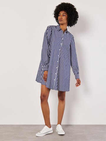 Robe Apricot en bleu
