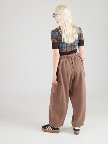 ADIDAS ORIGINALS Tapered Byxa 'ESS' i brun