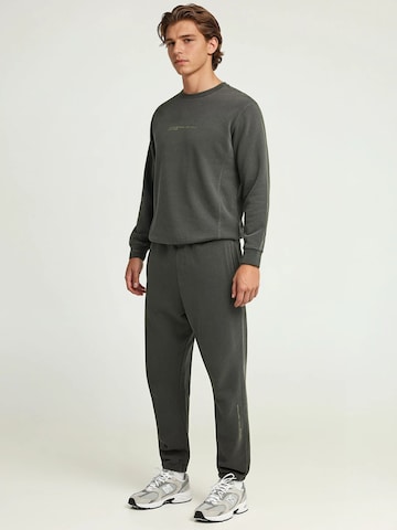 Funky Buddha Tapered Hose in Grau