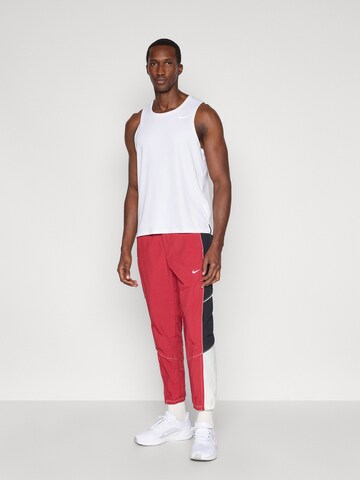 Effilé Pantalon de sport 'RETRO' NIKE en rouge