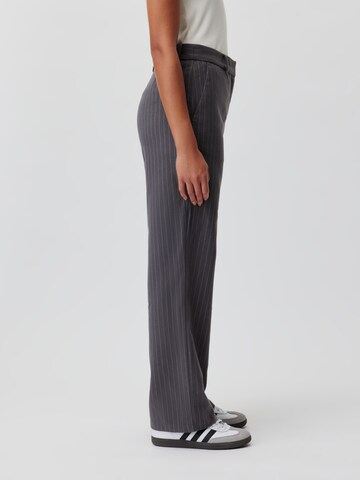 Wide leg Pantaloni 'Fergie' di LeGer by Lena Gercke in grigio