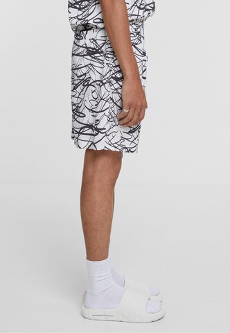 Urban Classics Regular Shorts in Weiß