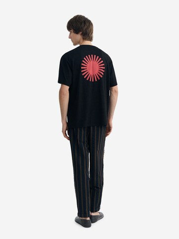 Thinking MU - Camiseta 'Aaron' en negro